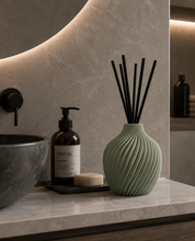 Confezione Regalo diffusore a bastoncino vaso verde salvia + ricarica Latte & Ambra Dolce