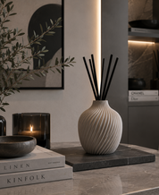 Confezione Regalo diffusore a bastoncino vaso K grigio chiaro + ricarica Latte & Ambra Dolce