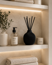 Confezione Regalo diffusore a bastoncino vaso K Nero + ricarica Caldi Agrumi
